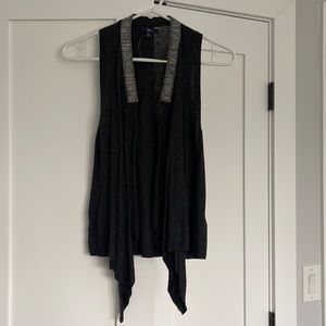 GAP lightweight, vest with beaded accent. Size XS
